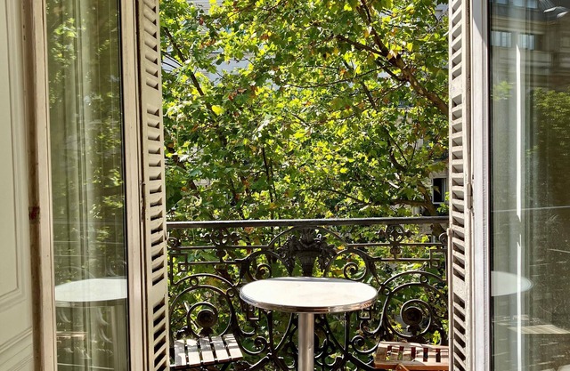 Parisian apartment at the foot of Montmartre