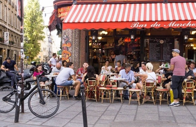 PARISIAN ELEGANCE AT RUE BUCI: STEPS AWAY FROM CAFÉ DE FLORE AND LES DEUX MAGOTS