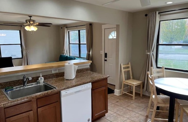 Park Ave 3 Bedroom House walk to Bike Trail
