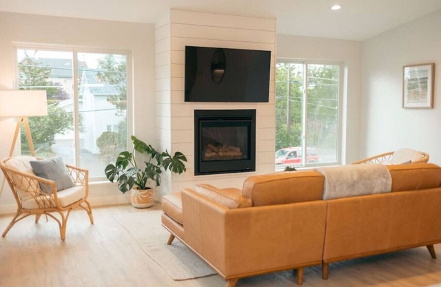Park Point Beach Home🌲 Family Retreat ☀️ 🌊 Pet Friendly 🐾