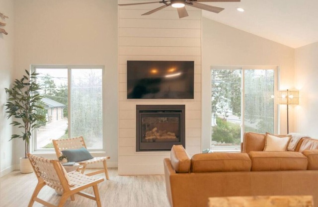 Park Point Scandinavian Home🌲 Family Retreat ☀️ 🌊 Pet Friendly 🐾