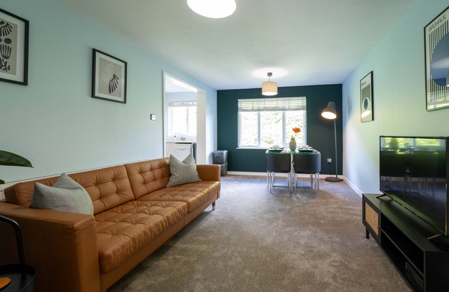 Park View Apt | Private Parking | Near ESH