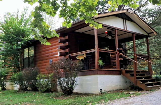 Parkers Hideaway on the White River/Redbud Cabin, 200 feet from the River