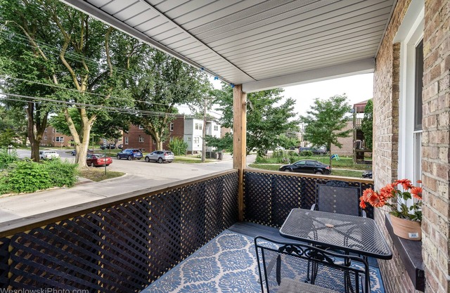 PARKING, BALCONY near NAPA, UNIVERSITIES, RAVINIA, GOLFING & TRAIN to CHICAGO