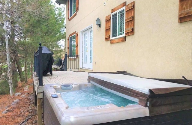 Parkside Escape *HotTub*BBQ* Near Ski Resorts*Park