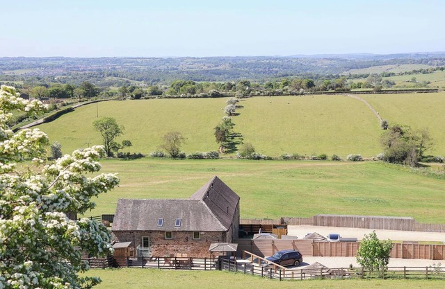PARLOUR BARN, pet friendly, luxury holiday cottage in Leek