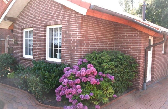 Partly log house style with 700 sqm natural garden, quiet area