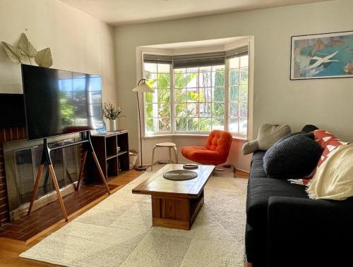 Pasadena Quiet Gem with Fiber Internet WiFi and Workspace