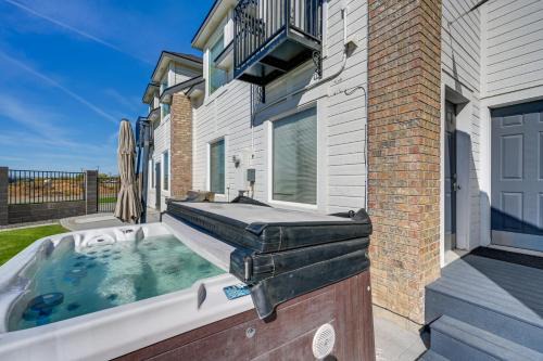 Pasco Condo with Columbia River Views and Hot Tub