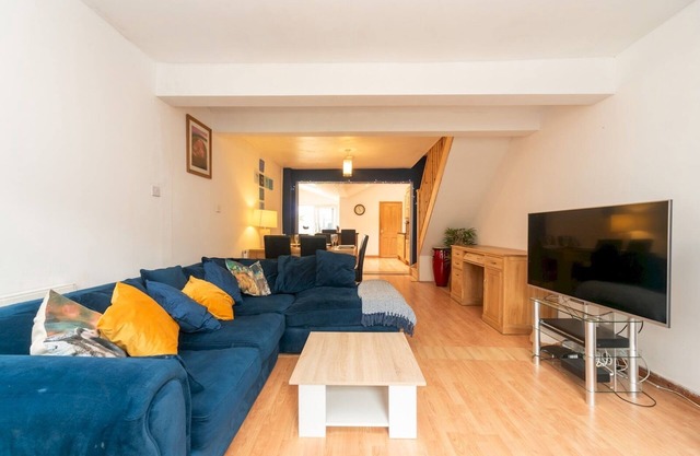Pass the Keys | A Bright Spacious Home With Free Parking