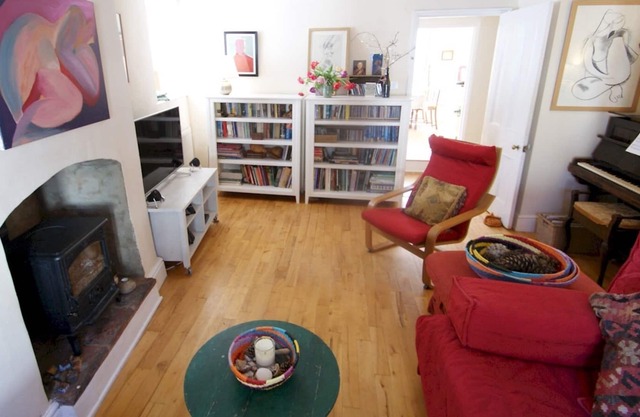 Pass the Keys | Arts and Crafts style cottage in beautiful village