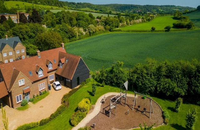 Pass the Keys | Bright & Spacious Chilterns Hideaway