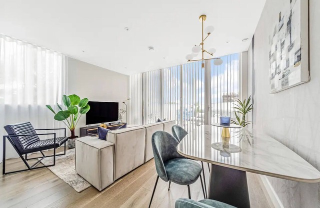 Pass the Keys | Contemporary Fulham Penthouse with Large Balcony