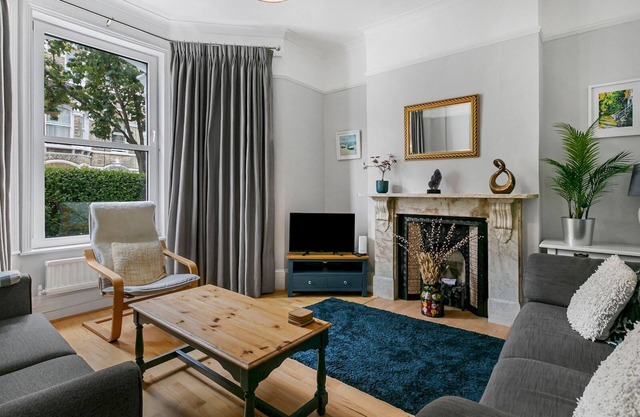 Pass the Keys | Elegant GetAway House in Vibrant Clapham Juction