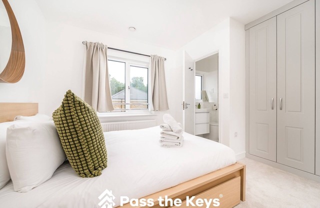 Pass the Keys | Modern Townhouse with Garden and Parking in Ascot