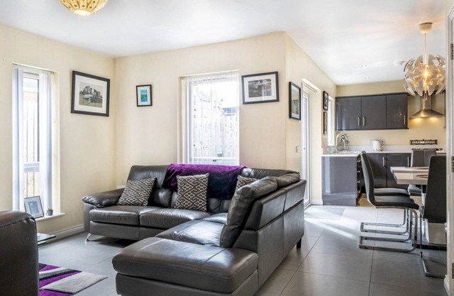 Pass the Keys | Spacious 3BR Home | Parking | Cafes & Restaurants