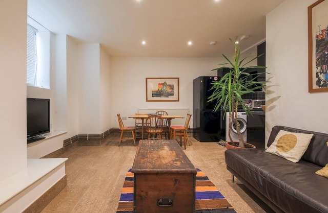 Pass the Keys | Stylish Flat - 20 Mins from Central London