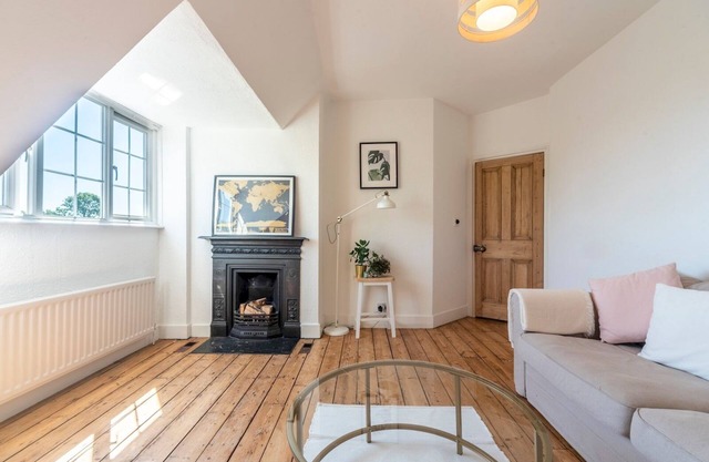 Pass the Keys | Victorian Flat A Stones Throw From Hampton Court