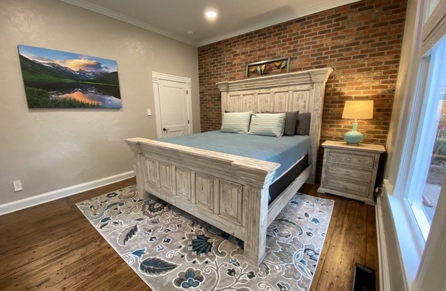 Pastor's Cottage in Old Colorado City, luxury getaway with Pikes Peak view!