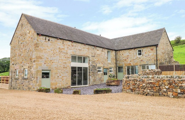 PASTURES BARN, pet friendly, character holiday cottage in Leek