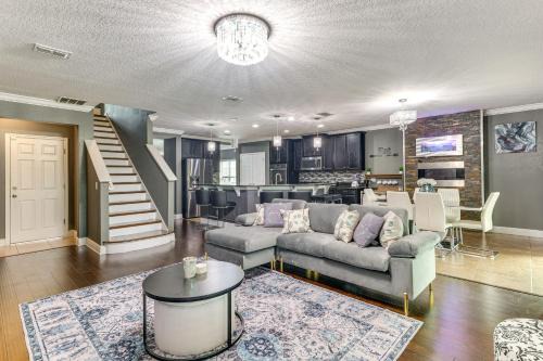 Patio and Fire Pit Spacious Davenport Family Home!