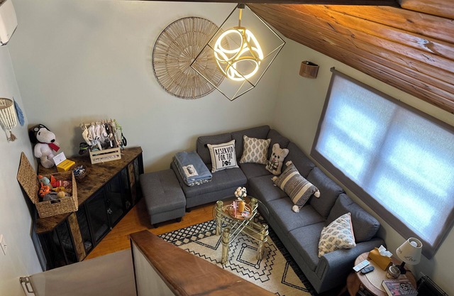 Pawfect Family Retreat! 2bd,1ba,loft. W privateDogPark,Cls to ski,hike,ZoomFlume