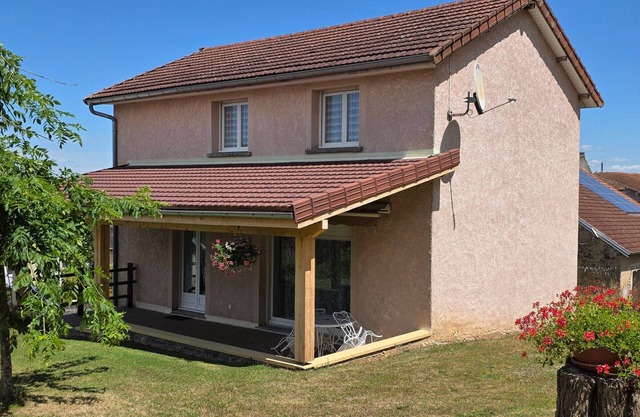 Peaceful countryside cottage near nature