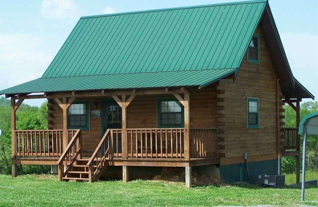Peace & quiet just 5 minutes from Holly Creek Marina on Dale Hollow Lake!