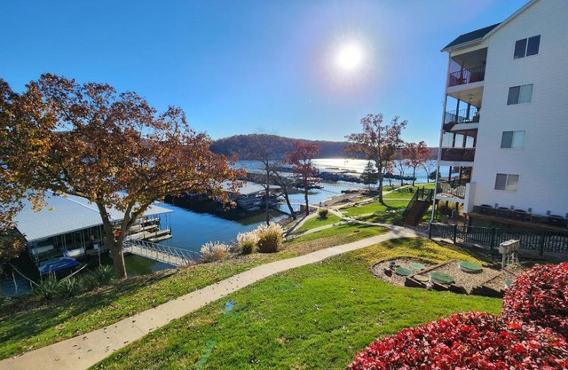 Peaceful 1st floor lakeside condo minutes from Osage Beach and Ozark State Park