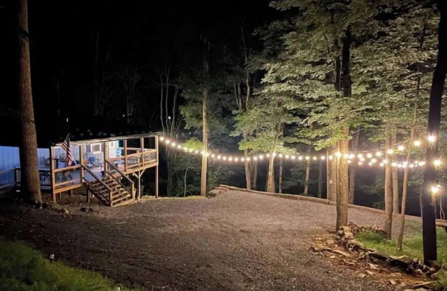Peaceful 2 bedroom cottage in Lost River w/stream