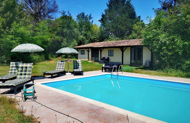 Peaceful 2 bedroom gite with Wifi in the countryside outside historic Bergerac