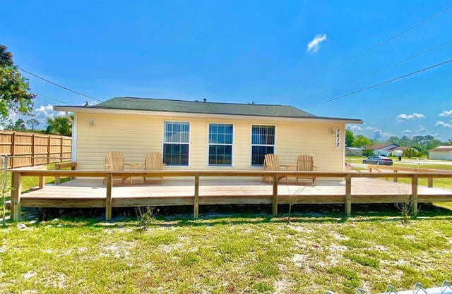 Peaceful 2 Bedroom 2 Bathroom Oasis, Walking distance to Beach