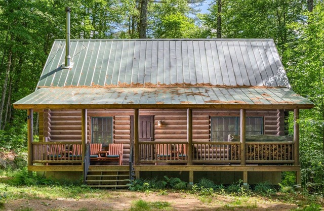 Peaceful 3-BR Cabin 40-Min to Stratton