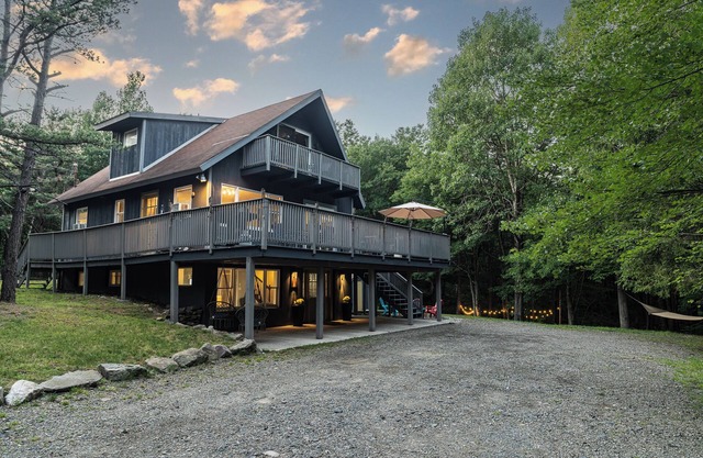 Peaceful 3-Story Chalet by a Stream Nature Escape – Poconos