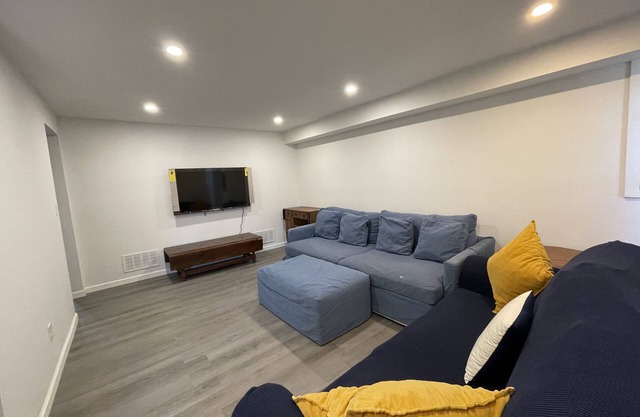 Peaceful 5 Bedroom 3 Bathroom House - 30 min from NYC