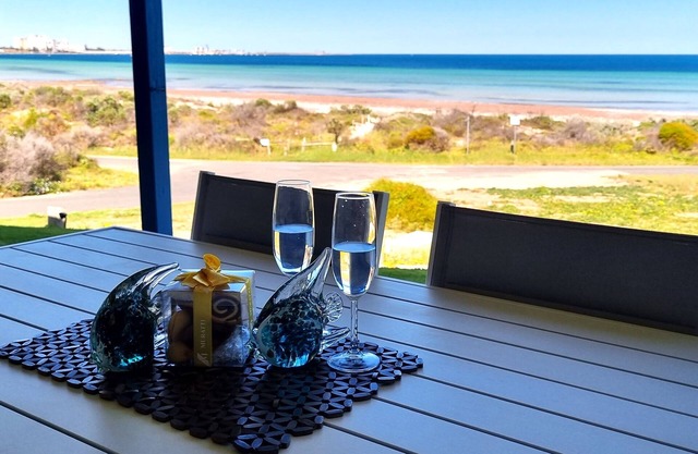 Peaceful 5 star Wallaroo getaway. Magnificent uninterrupted beach views. Sleep 8
