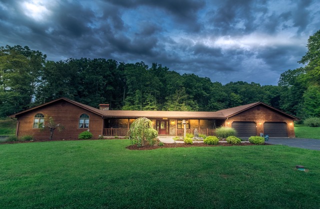 Peaceful 8 Bedroom 5 Bath w/patio bar-grill and swimming pond