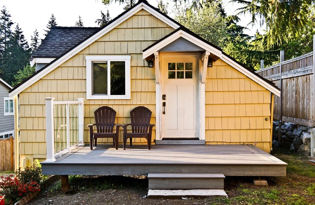 Peaceful and private studio, easy walk to downtown Edmonds