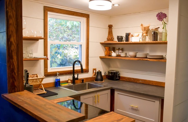Peaceful apartment on 3.5 acres w/artist studio.