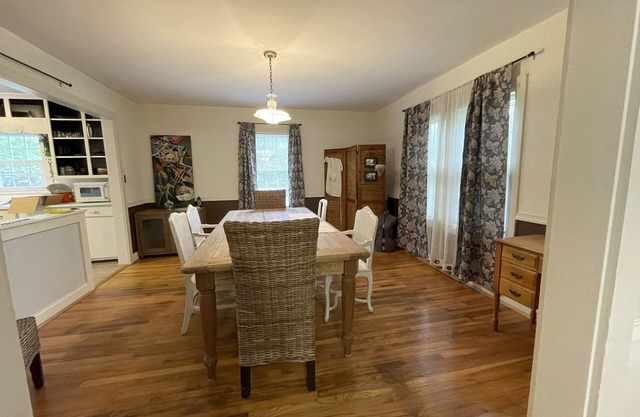 Peaceful Artist's Country Cottage in Whitsett