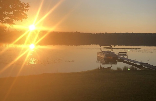 Peaceful Cabin on Lake with Pontoon-Fall dates still open.
