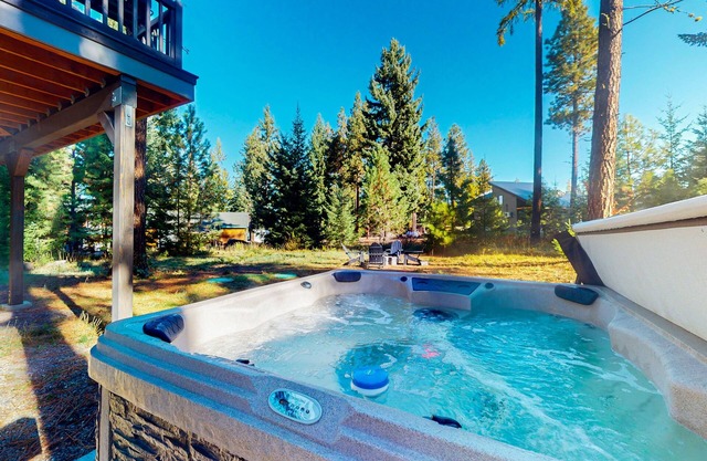 Peaceful cabin with hot tub, firepit, amazing views, fireplace & furnished deck