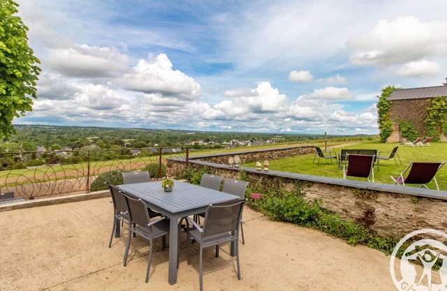 Peaceful cottage in vineyards with garden and private parking