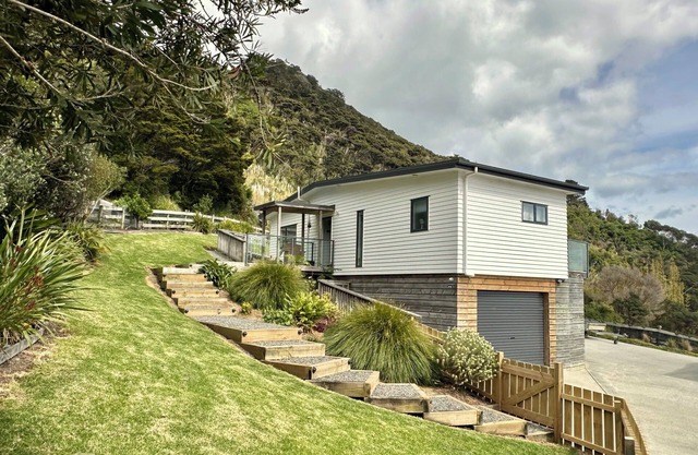 Peaceful Coastal Retreat with Ocean Views & Mountain Backdrop - Home from Home!