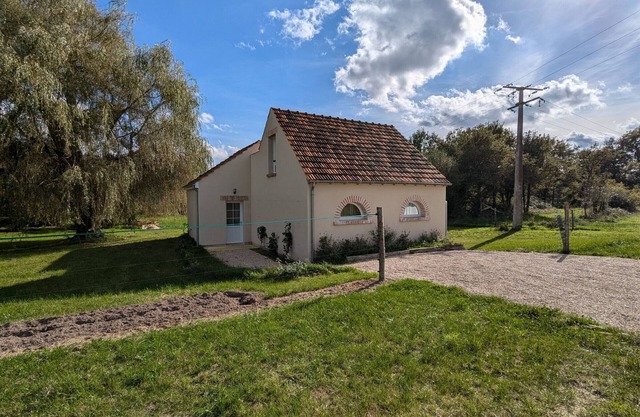 Peaceful cottage in Sologne with garden and private parking