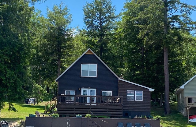 Peaceful Cottage on the Water ~ Sauna Cabin, Kayaks, SUP Board, Canoe & more!