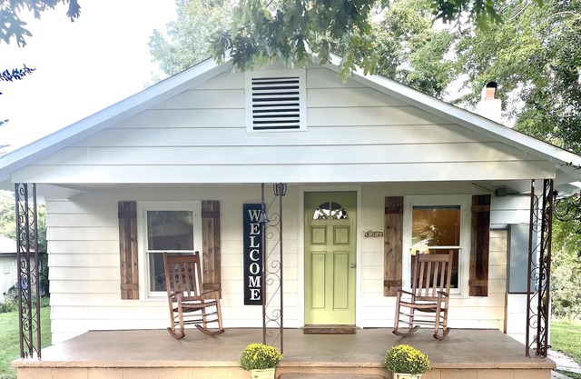 Peaceful cottage on 12 acres, easy access to Lake Lure and all local activities.