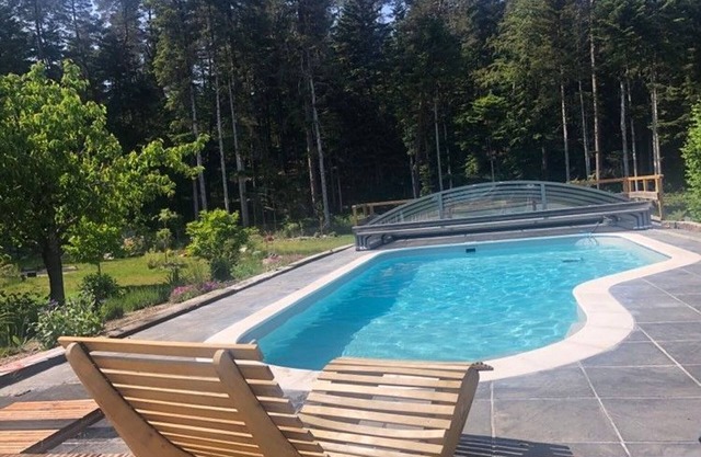 Peaceful cottage with pool, terrace, and Wifi in the forest for 4 guests