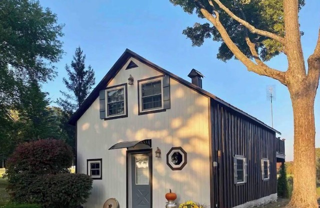 Peaceful country cabin; hiking fishing stargazing!