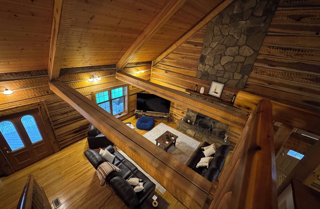 Peaceful, cozy cabin less than two miles from Cave Run Lake and I64.